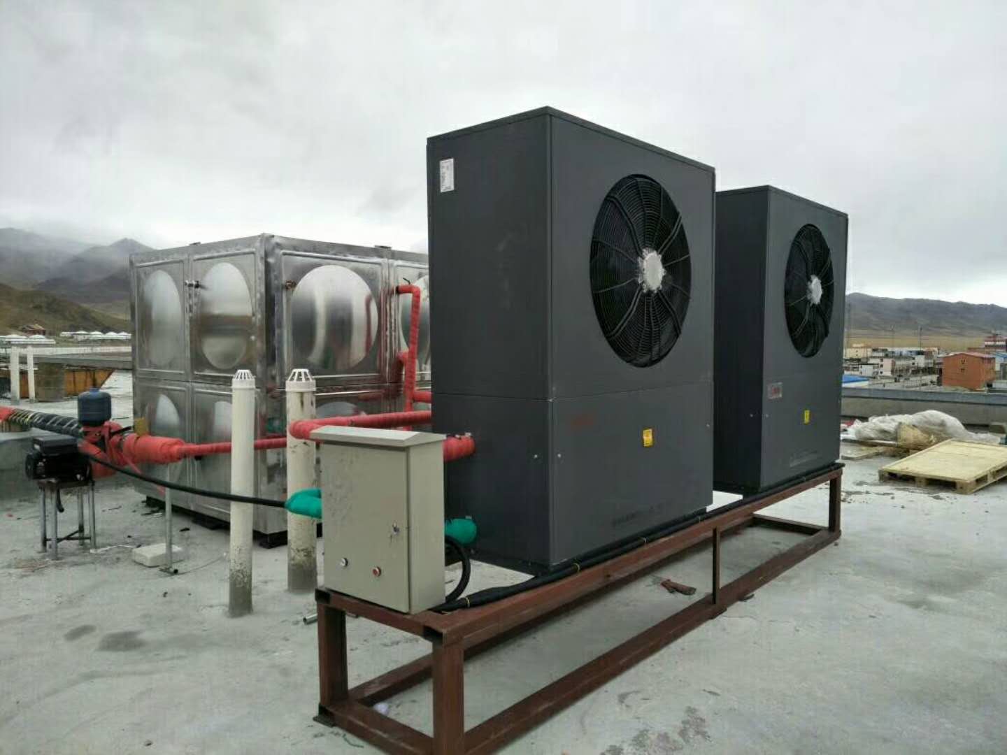 新疆超低溫空氣源熱泵采暖熱水工程案例之和靜縣巴音布魯克鎮(zhèn)京魚酒店