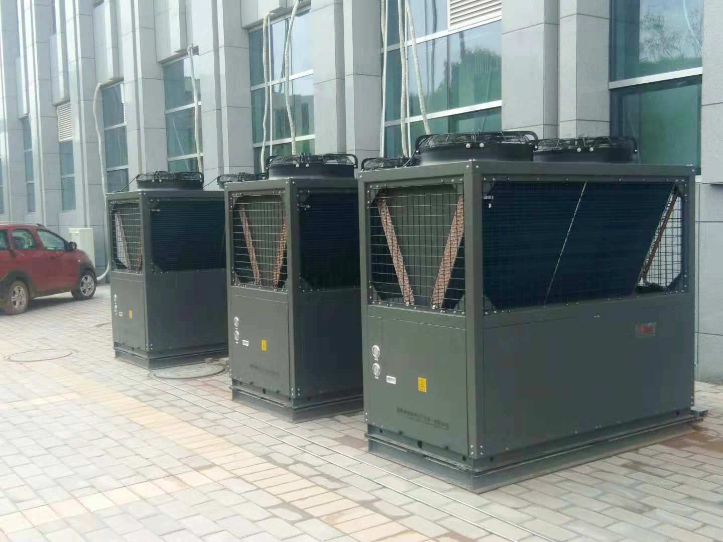 中醫(yī)院三臺超低溫空氣源熱泵熱水器實拍 中醫(yī)院三臺超低溫空氣源熱泵熱水器實拍