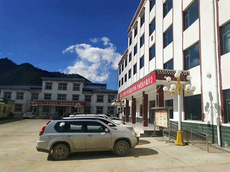 魯禹超低溫空氣源熱泵為3000米甘南藏族阿拉鄉人民政府送來溫暖安康