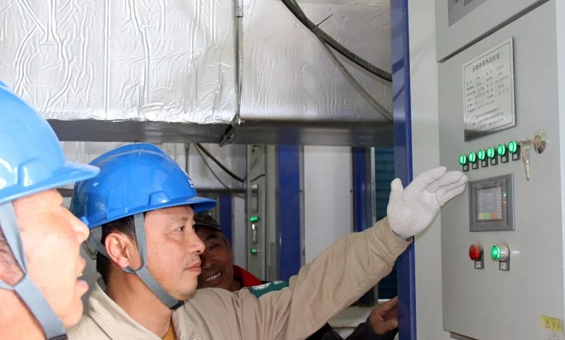 江蘇高郵市供電公司送橋供電所前往送橋鎮(zhèn)張公渡村鼎興糧食烘干企業(yè),對新投入的“煤改電”空氣源熱泵糧食烘干設(shè)備進(jìn)行查看,并介紹“電能替代”的好處 江蘇高郵市供電公司送橋供電所前往送橋鎮(zhèn)張公渡村鼎興糧食烘干企業(yè),對新投入的“煤改電”空氣源熱泵糧食烘干設(shè)備進(jìn)行查看,并介紹“電能替代”的好處