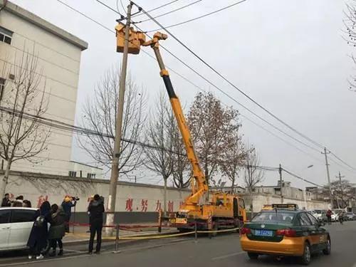 圖為:濟(jì)寧為空氣源熱泵電鍋爐電暖氣等清潔采暖用戶進(jìn)行電網(wǎng)升級(jí)改造施工現(xiàn)場(chǎng)照片 圖為:濟(jì)寧為空氣源熱泵電鍋爐電暖氣等清潔采暖用戶進(jìn)行電網(wǎng)升級(jí)改造施工現(xiàn)場(chǎng)照片